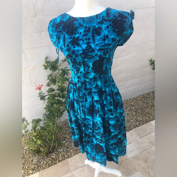 Vintage 1960s handmade black and blue pleated A line dress w/ adjustable sleeves - Picture 9 of 15